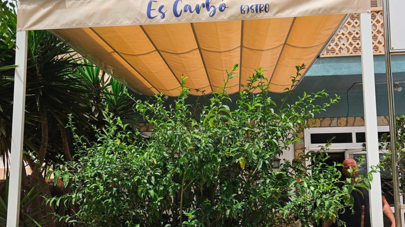 Toldo de Toldos Miralles en el restaurante Es Carbó.